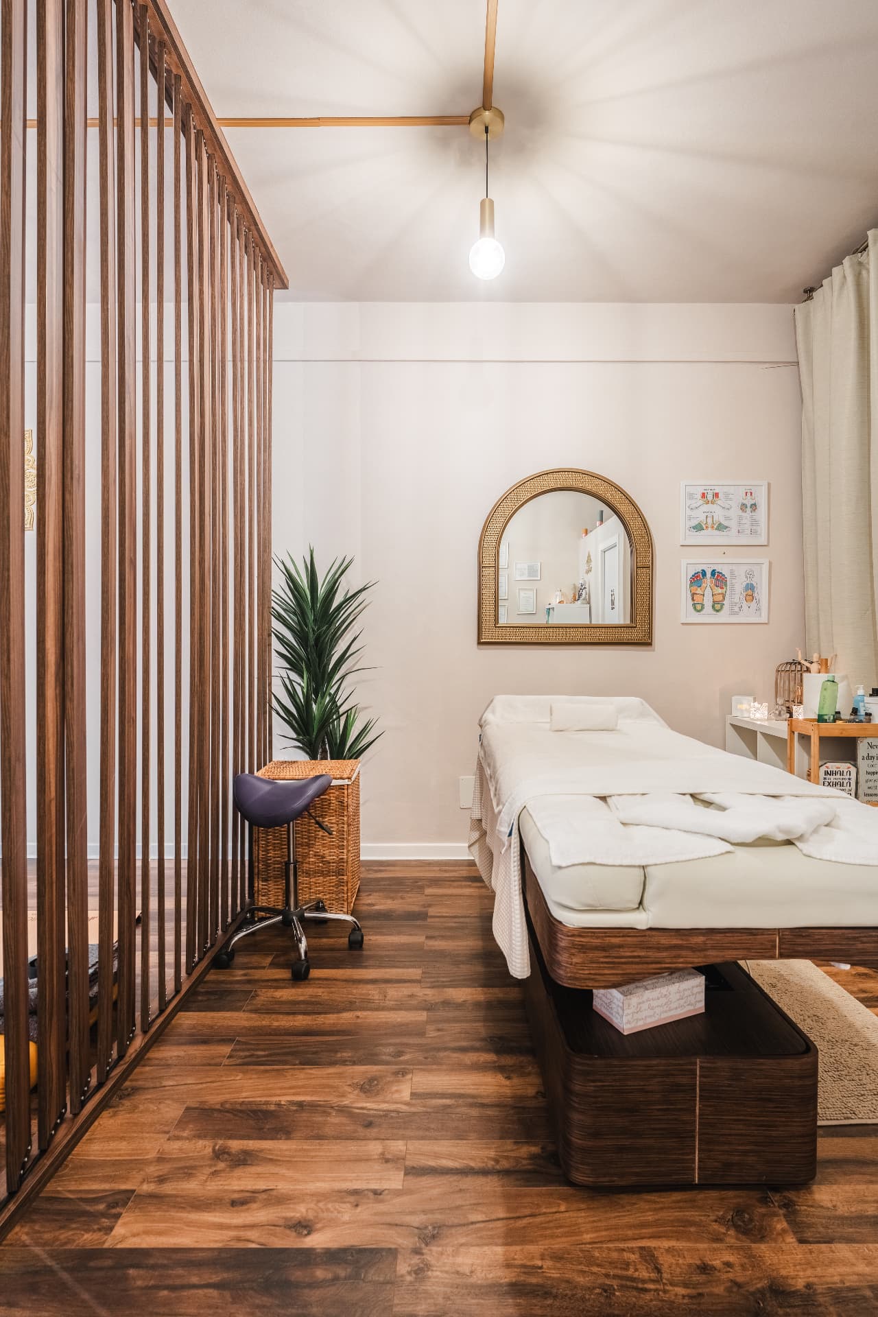 Massage room with wooden partition
